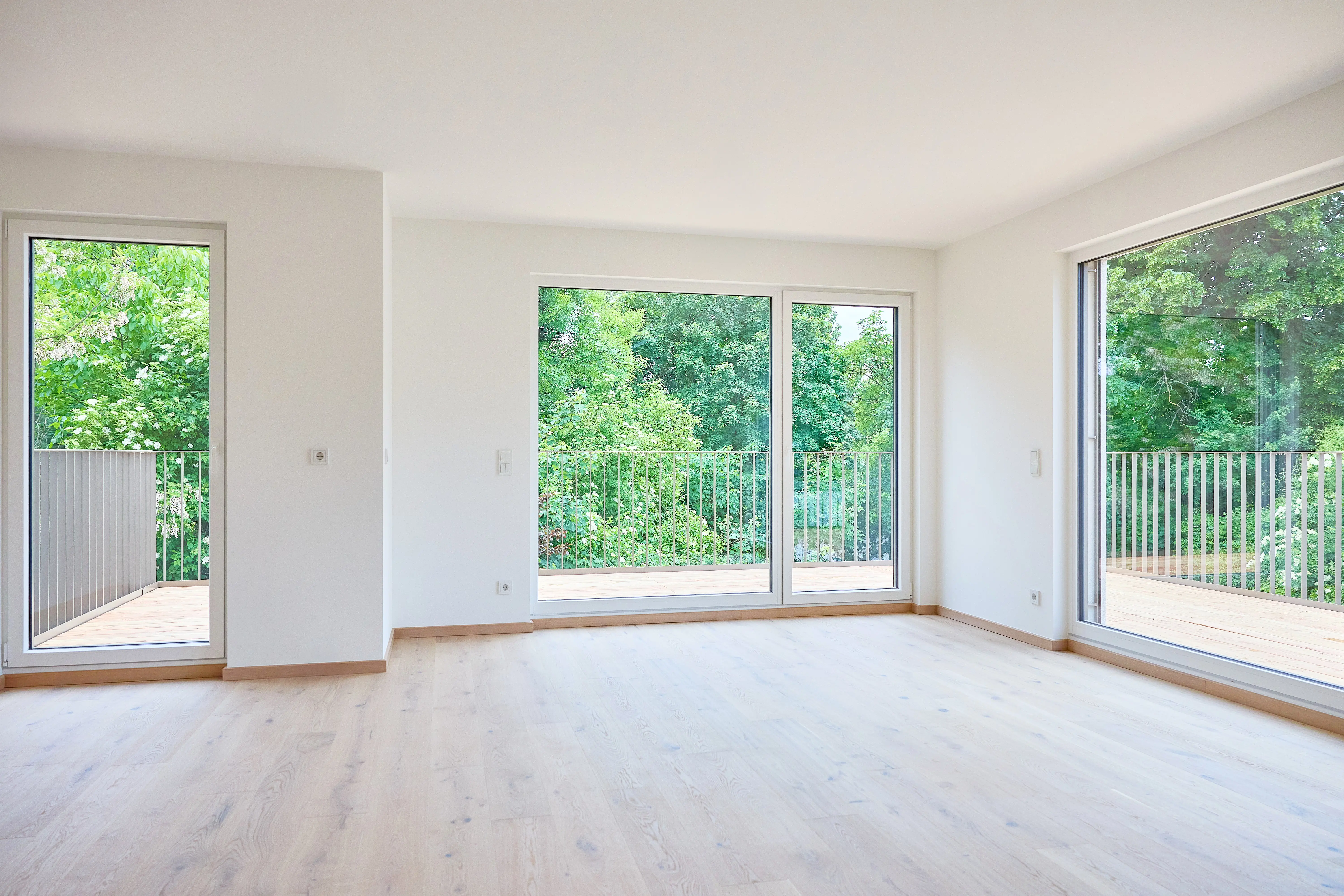 Innenraum Neubauprojekt HS51, Fensterfläche mit Blick ins Grüne