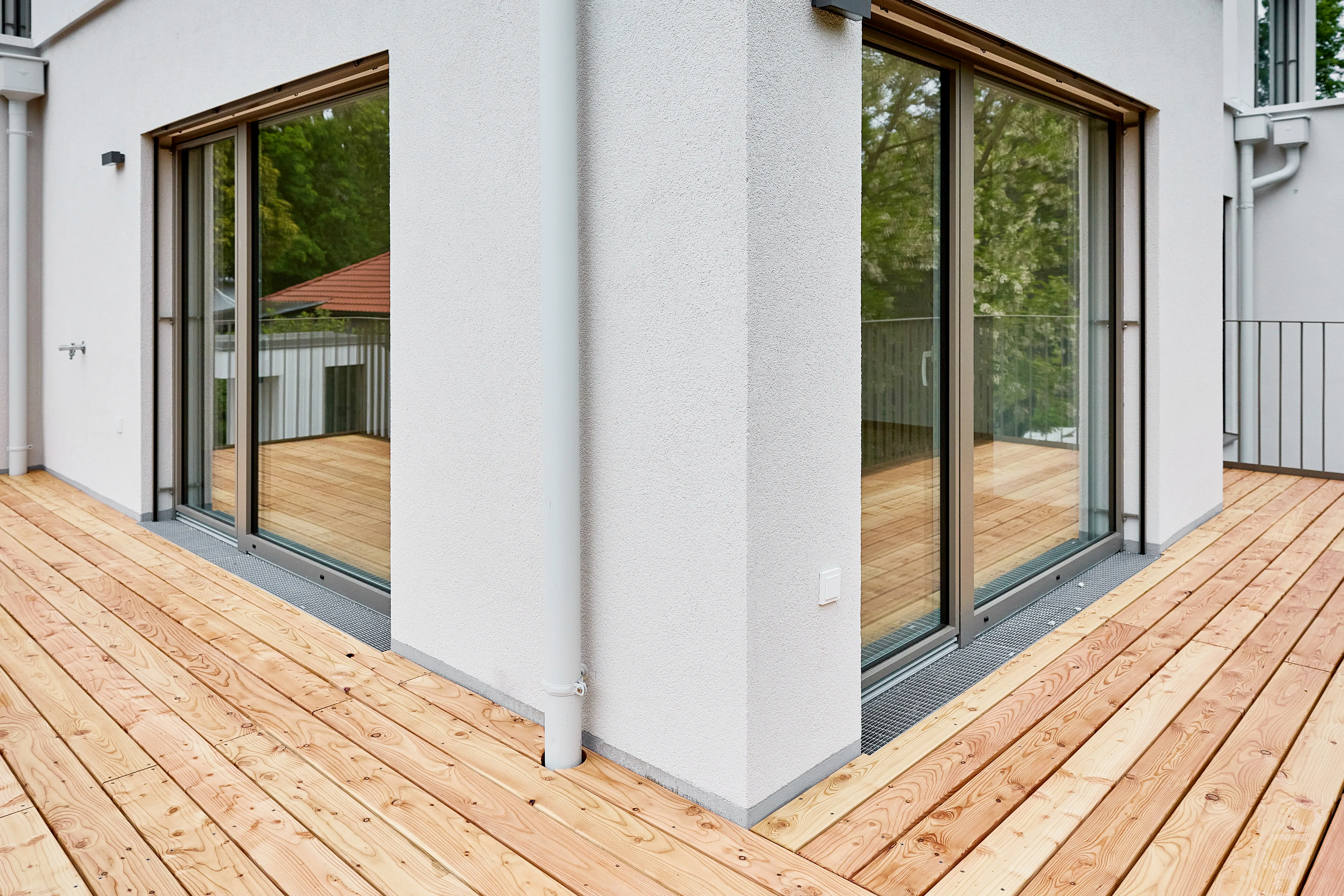 Innenraum Neubauprojekt HS51, Fensterfläche mit Gartenblick