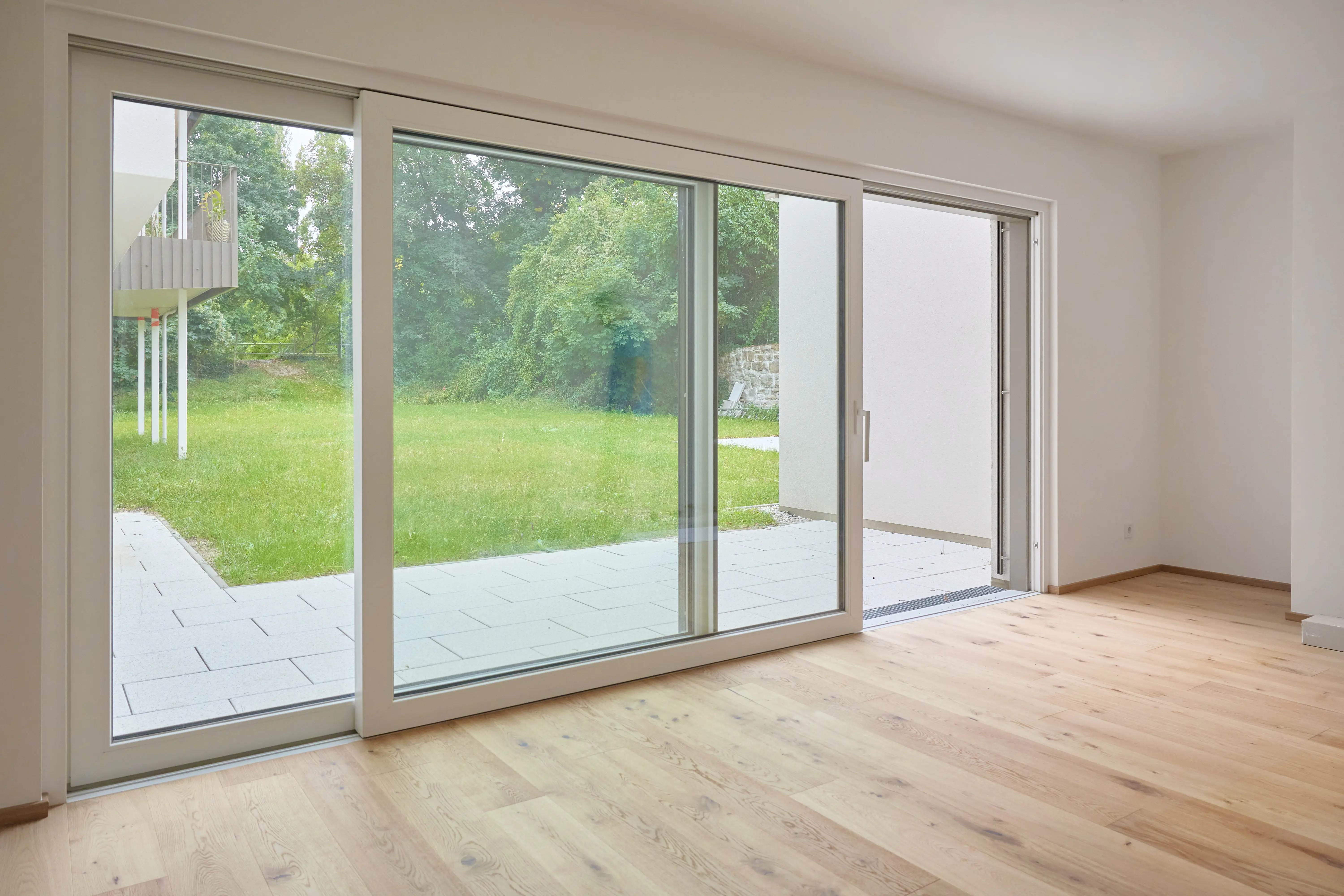 Innenraum Neubauprojekt HS51, Fensterfläche mit Gartenblick